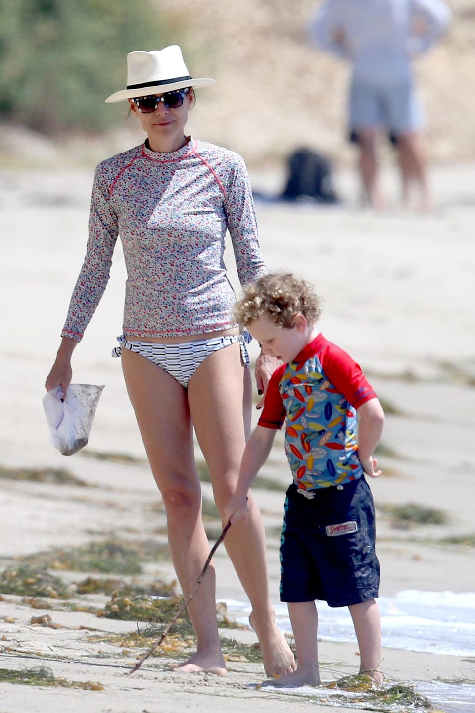 Minnie Driver und Henry gehen am Strand von Malibu auf Muschelsuche. Minnie Driver und Henry gehen am Strand von Malibu auf Muschelsuche.