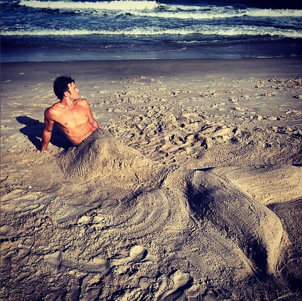 Clint Eastwoods Sohn Scott Eastwood zeigt sich als sexy Wassermann am Strand. Zu dem Foto schreibt der Schauspieler bei Instagram: "Hier gibt es nichts zu sehen. Nur irgendein Wassermann am Strand. #kleineMeerjungfrau #EsistfüreineRolle #Ichversprechees #Charakterstudie."