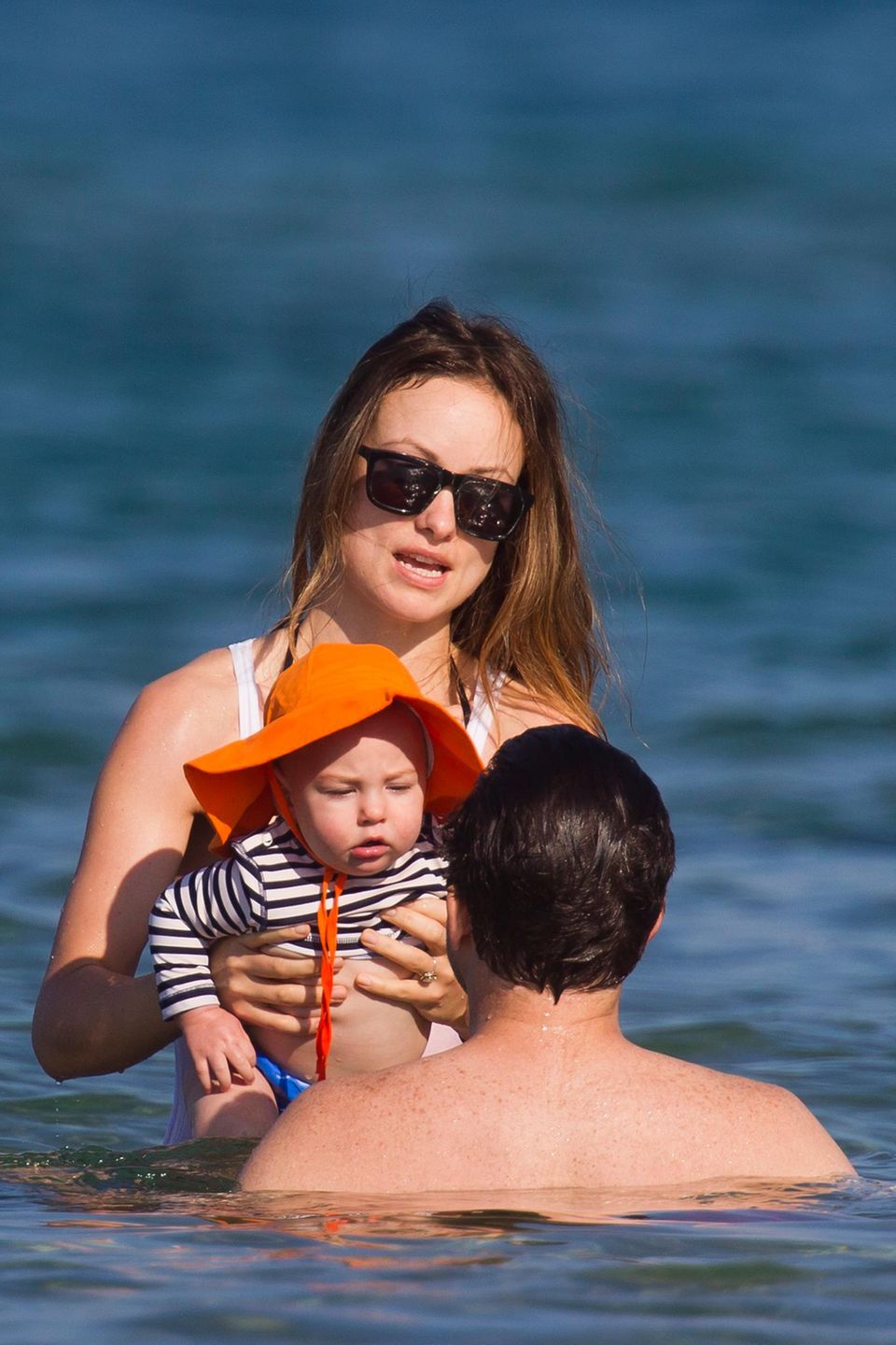 Schon am frühen Morgen sind Olivia Wilde und Jason Sudeikis mit ihrem Baby im Meer baden. Schon am frühen Morgen sind Olivia Wilde und Jason Sudeikis mit ihrem Baby im Meer baden.