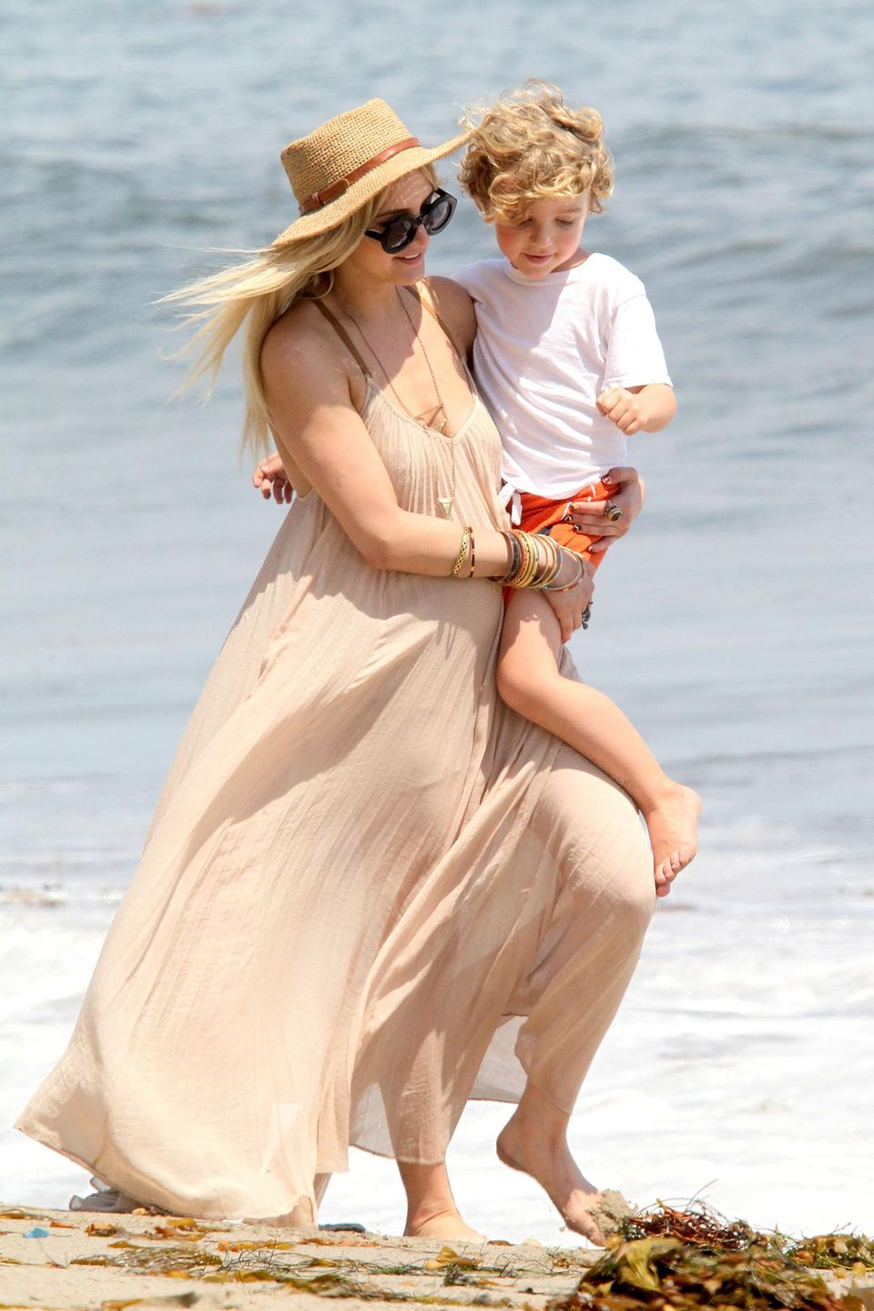 Ashlee Simpson verbringt den Tag mit Söhnchen Bronx am Strand von Malibu. Ashlee Simpson verbringt den Tag mit Söhnchen Bronx am Strand von Malibu.