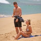 Sam Worthington und Lara Bingle machen Urlaub auf Hawaii und haben einen windigen Tag für den Strandbesuch gewählt.