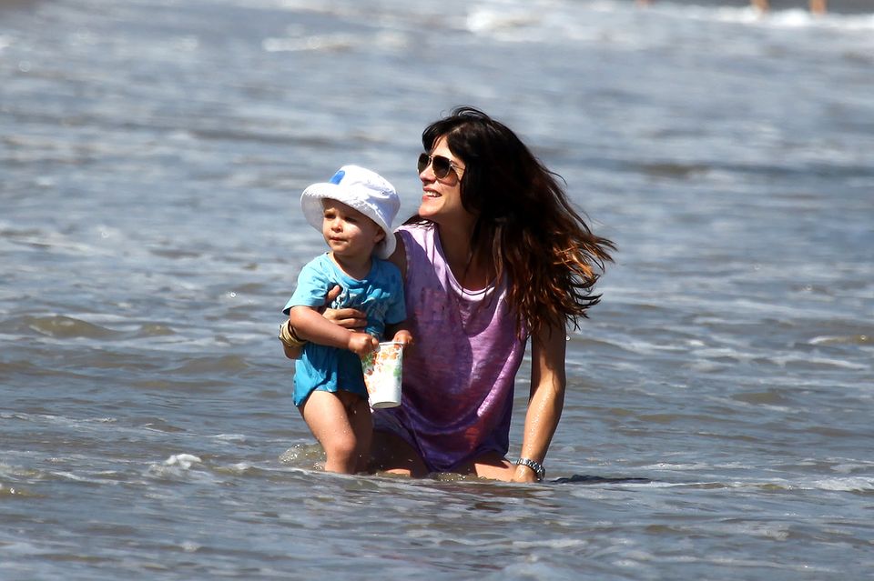 Selma Blair und ihr Sohn Arthur planschen am Muttertag vergnügt in den Wellen von Malibu. Selma Blair und ihr Sohn Arthur planschen am Muttertag vergnügt in den Wellen von Malibu.