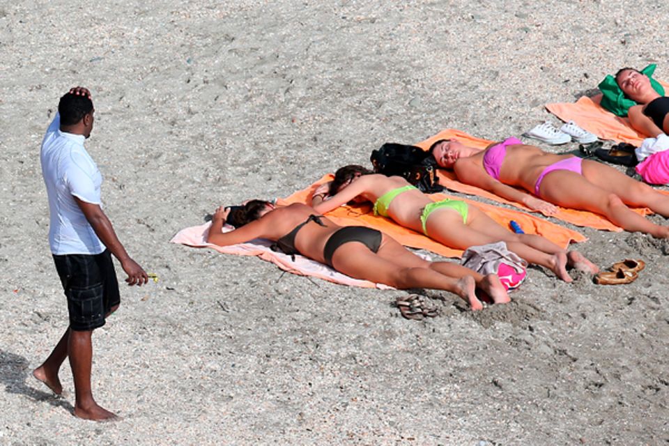 26. Dezember 2012: Ganz ungeniert betrachtet P. Diddy die schlafenden Bikinischönheiten am Strand von Gustavia auf St. Barth. 26. Dezember 2012: Ganz ungeniert betrachtet P. Diddy die schlafenden Bikinischönheiten am Strand von Gustavia auf St. Barth.