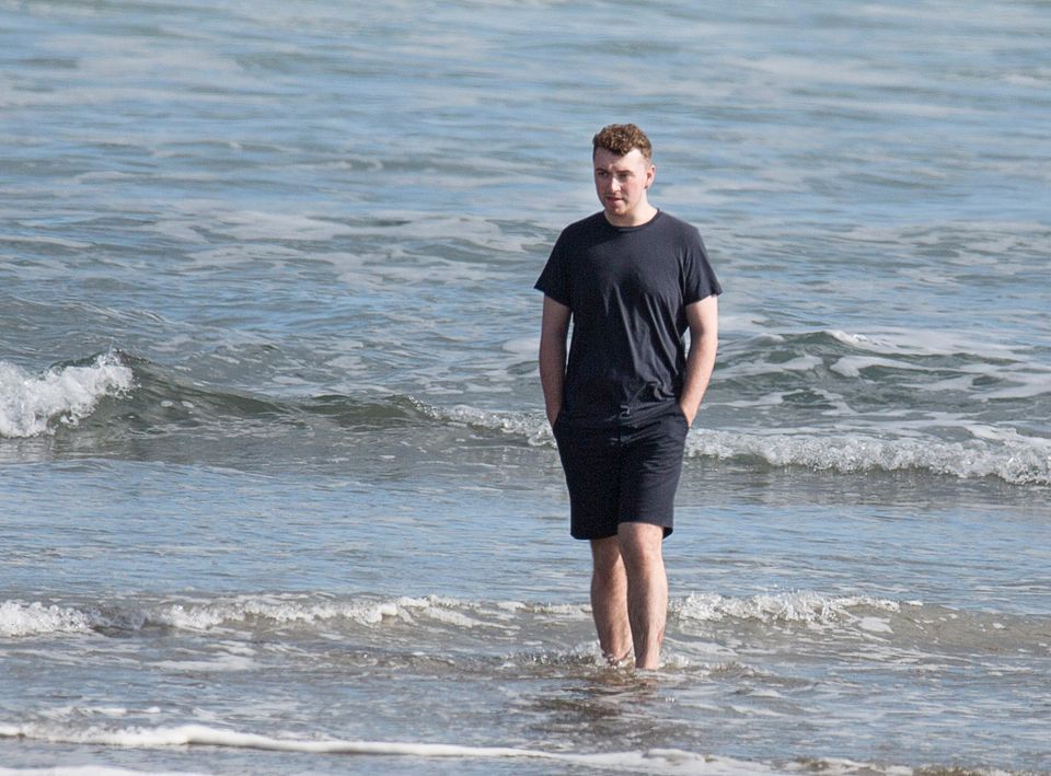 Auf der anderen Seite der Welt scheint es auch schöne Strände zu geben. Man kann Sam Smith in Neuseeland sichtlich die Entspannung ansehen. Auf der anderen Seite der Welt scheint es auch schöne Strände zu geben. Man kann Sam Smith in Neuseeland sichtlich die Entspannung ansehen.