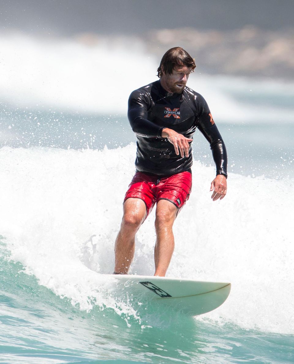 Am Strand von Florida zeigt uns Simon Baker sein Surfertalent. Am Strand von Florida zeigt uns Simon Baker sein Surfertalent.