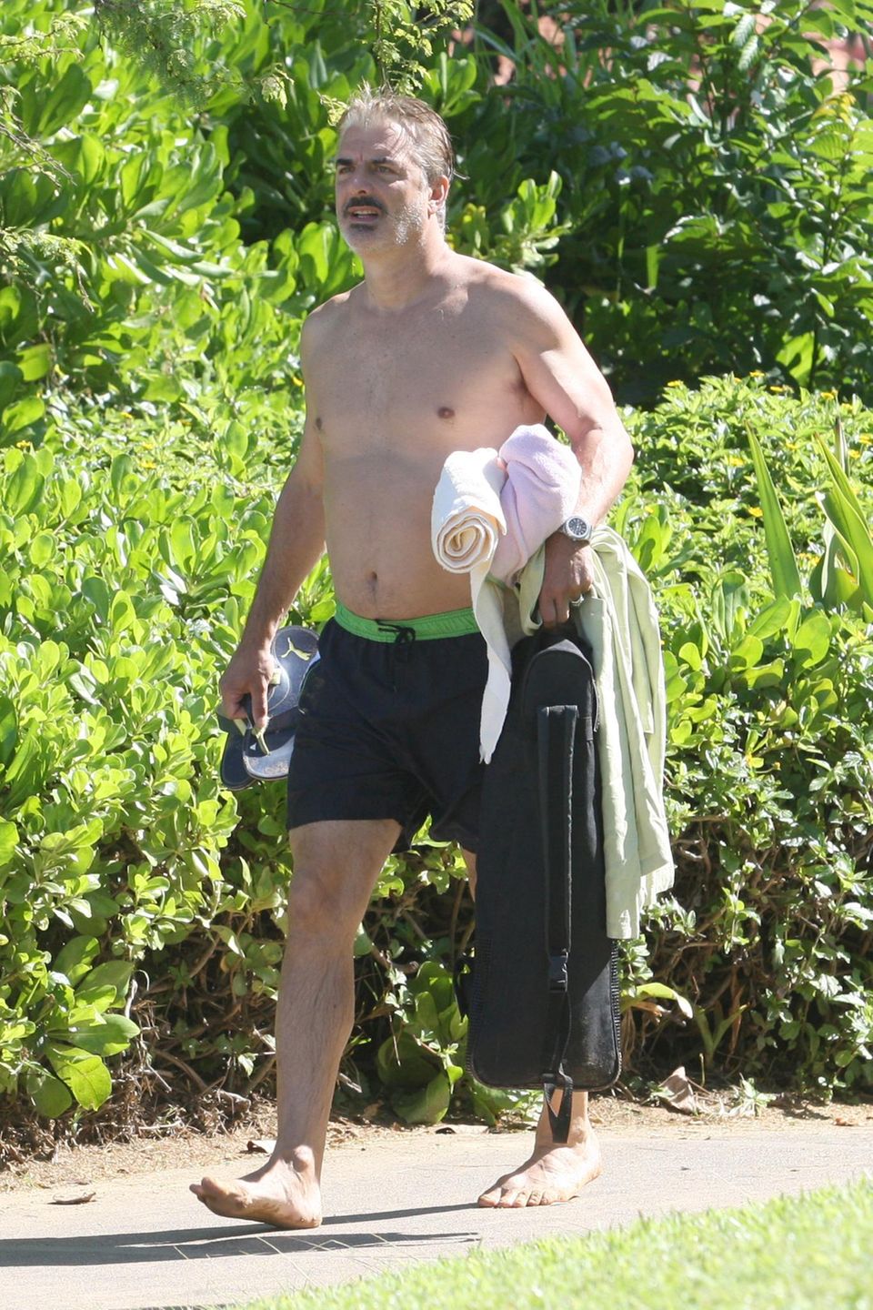 "Mr. Big" Chris Noth verbringt das Memorial Day Wochenende auf Hawaii. "Mr. Big" Chris Noth verbringt das Memorial Day Wochenende auf Hawaii.