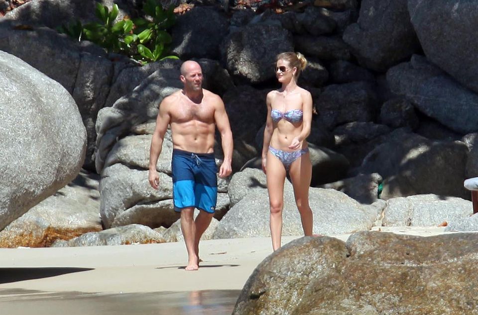 An diesen Körpern gibt es nichts zu mäkeln: Rosie Huntington-Whiteley und ihr Freund Jason Statham genießen ihre gemeinsame Zeit an einem Strand in Thailand.