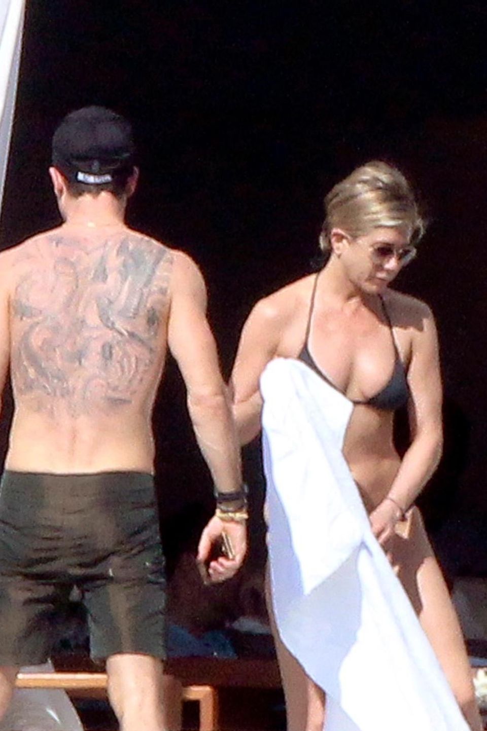 Jennifer Aniston und ihr Verlobter Justin Theroux machen Urlaub in Los Cabos, Mexico. Mit dabei ist auch Jennifers beste Freundin Courteney Cox.
