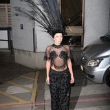 Nicht nur durch hohe Schuhe, sondern auch durch extremen Kopfschmuck schummelt sich Lady Gaga größer.
