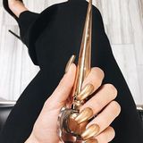 Strahlender Luxus: Vanessa Hudgens verschönert ihre Fingernägel mit Nagellack von Christian Louboutin, dem Meister der roten Sohle.