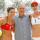 Präsident Bush unterstützt natürlich auch sehr gern das amerikanische Beach-Volleyball-Team