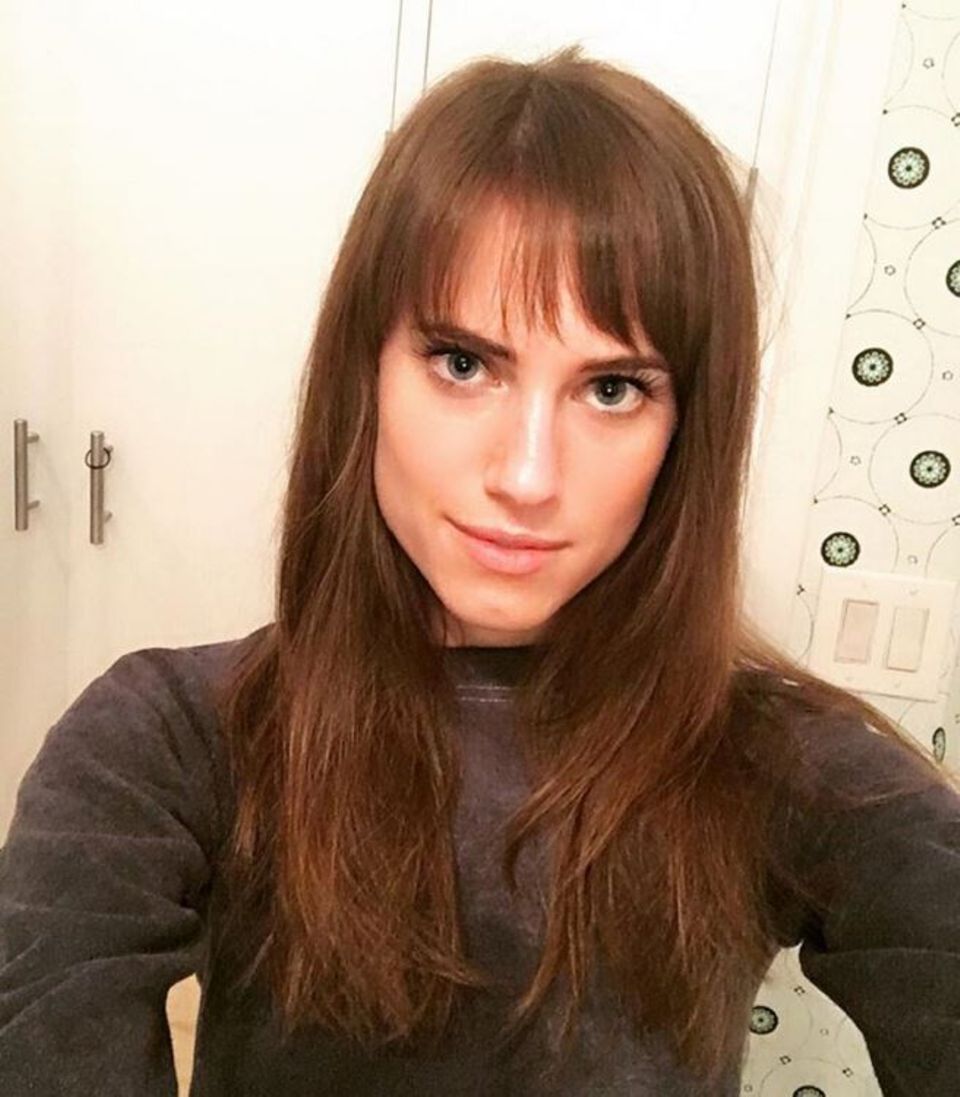 Schauspielerin Allison Williams postet auf Instagram ihren neuen, kurzen Pony. Der fransige Look lässt ihre großen, blauen Augen noch mehr hervorstechen. Schauspielerin Allison Williams postet auf Instagram ihren neuen, kurzen Pony. Der fransige Look lässt ihre großen, blauen Augen noch mehr hervorstechen.