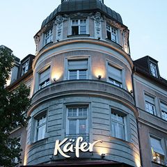 Das Paar lud enge Freunde und Familie in das Nobelrestaurant "Käfer"
