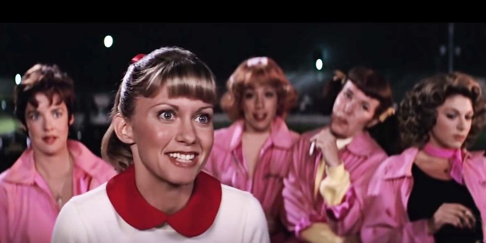 Die Mädchen-Clique der Rydell Highschool, die "Pink Ladies" nehmen den australischen Neuzugang Sandy, gespielt von Olivia Newton-John, schnell in ihre Gruppe auf. Mit dabei sind (v.l.) die Anführerin Betty Rizzo (Stockard Channing), Rotschopf Frenchie (Didi Conn), Naschkatze Jan (Jamie Donnelly) und Marty (Dinah Manoff). Die Mädchen-Clique der Rydell Highschool, die "Pink Ladies" nehmen den australischen Neuzugang Sandy, gespielt von Olivia Newton-John, schnell in ihre Gruppe auf. Mit dabei sind (v.l.) die Anführerin Betty Rizzo (Stockard Channing), Rotschopf Frenchie (Didi Conn), Naschkatze Jan (Jamie Donnelly) und Marty (Dinah Manoff).