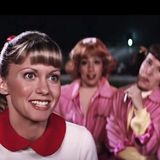 Die Mädchen-Clique der Rydell Highschool, die "Pink Ladies" nehmen den australischen Neuzugang Sandy, gespielt von Olivia Newton-John, schnell in ihre Gruppe auf. Mit dabei sind (v.l.) die Anführerin Betty Rizzo (Stockard Channing), Rotschopf Frenchie (Didi Conn), Naschkatze Jan (Jamie Donnelly) und Marty (Dinah Manoff).