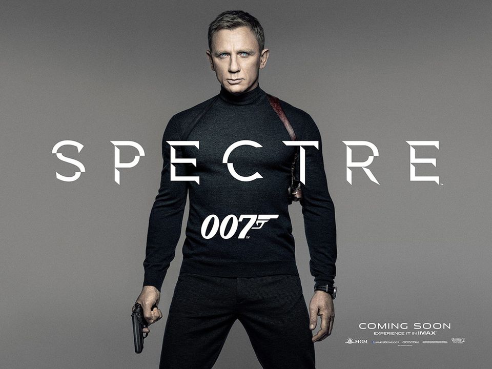 Die klassischen Bond-Anzüge stehen Daniel Craig zwar auch, richtig zum Dahinschmelzen ist aber erst der lässig-schwarze Look mit engem Rollkragen-Pullover unterm Pistolenhalfter. Mehr als diesen Look und Craigs durchdringendem Blick braucht es auch nicht für das offizielle Teaser-Poster des neuen Bond-Streifens "Spectre". Die klassischen Bond-Anzüge stehen Daniel Craig zwar auch, richtig zum Dahinschmelzen ist aber erst der lässig-schwarze Look mit engem Rollkragen-Pullover unterm Pistolenhalfter. Mehr als diesen Look und Craigs durchdringendem Blick braucht es auch nicht für das offizielle Teaser-Poster des neuen Bond-Streifens "Spectre".