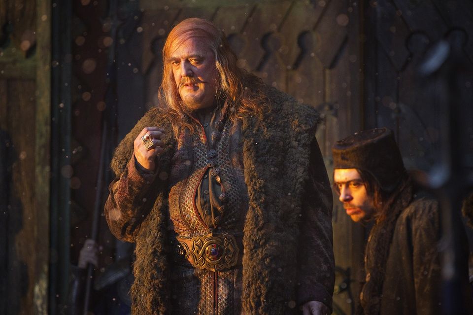 Stephen Fry in "Der Hobbit - Smaugs Einöde" Die fantasievollen Kostüme der "Herr der Ringe"-Trilogie und der "Hobbit"-Verfilmungen sind ja bekannt. Stephen Fry als schmierbäuchigen, zwielichtigen Bürgermeister der Seestadt Esgaroth in "Der Hobbit - Smaugs Einöde" zu sehen, ist ein Erlebnis. Stephen Fry in "Der Hobbit - Smaugs Einöde" Die fantasievollen Kostüme der "Herr der Ringe"-Trilogie und der "Hobbit"-Verfilmungen sind ja bekannt. Stephen Fry als schmierbäuchigen, zwielichtigen Bürgermeister der Seestadt Esgaroth in "Der Hobbit - Smaugs Einöde" zu sehen, ist ein Erlebnis.