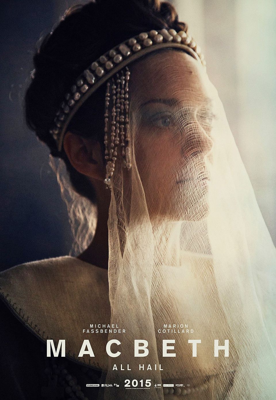Marion Cotillard spielt in der Verfilmung des Klassikers von William Shakespeare die durchtriebene und skrupellose "Lady Macbeth". Auch wenn sie Weiß trägt, täuschen die Kleider nicht über ihre wahren Machenschaften hinweg. Marion Cotillard spielt in der Verfilmung des Klassikers von William Shakespeare die durchtriebene und skrupellose "Lady Macbeth". Auch wenn sie Weiß trägt, täuschen die Kleider nicht über ihre wahren Machenschaften hinweg.