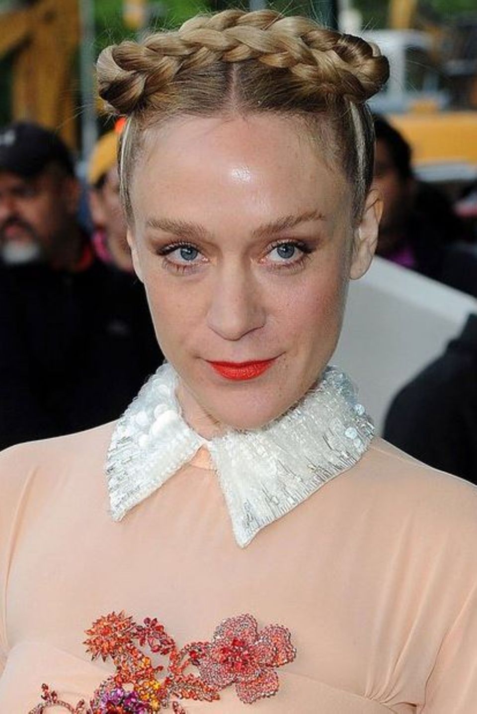 Stil-Ikone Chloë Sevigny trägt einen strengen Bauernzopf am Oberkopf geflochten und ergänzt damit ihr romantisches Kleid perfekt. Stil-Ikone Chloë Sevigny trägt einen strengen Bauernzopf am Oberkopf geflochten und ergänzt damit ihr romantisches Kleid perfekt.