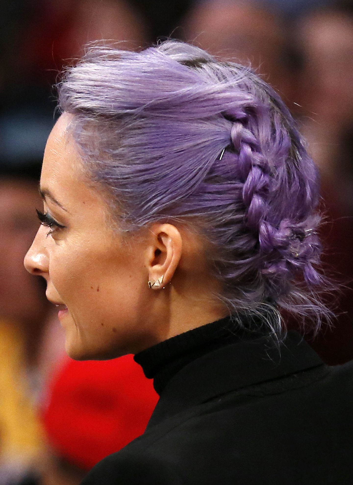 Ihre neuerdings leuchtend violetten Haare hat Designerin Nicole Richie bei einem Basketballspiel zu zwei symmetrischen Zöpfen eingeflochten.