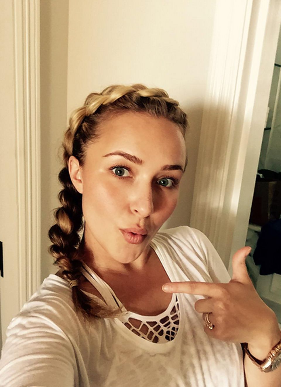 Das Oktoberfest ist zwar schon vorbei, dennoch hätte Hayden Panettiere mit diesem seitlich geflochtenen Haar-Kunstwerk sehr gut dorthin gepasst.