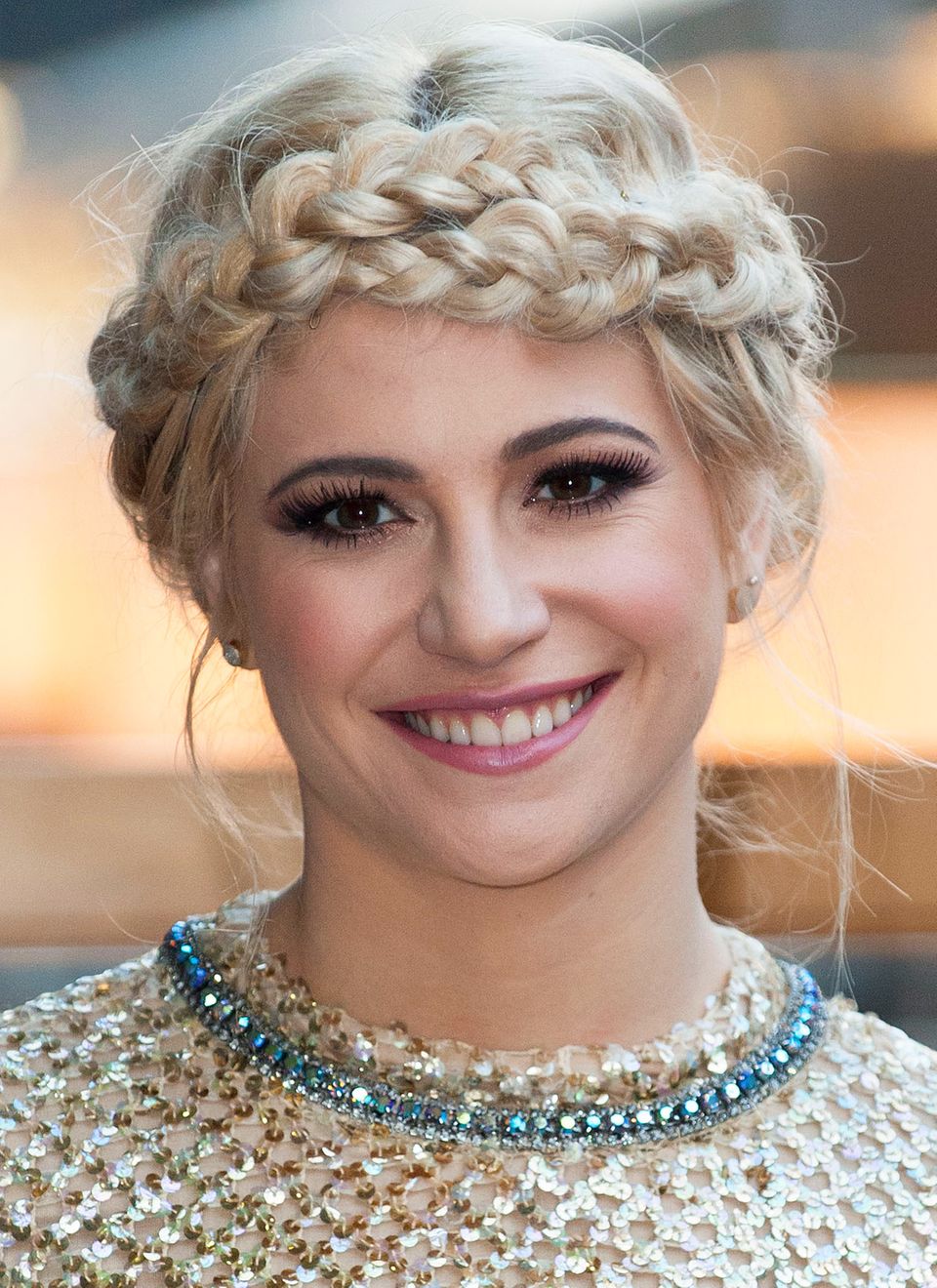 Passend zur Weihnachtszeit glitzert nicht nur Pixie Lotts Outfit bei einem Charity-Konzert in London, auch ihre auffällig um die Stirn geflochtene Zöpfe erinnern an einen Rauschgoldengel. Passend zur Weihnachtszeit glitzert nicht nur Pixie Lotts Outfit bei einem Charity-Konzert in London, auch ihre auffällig um die Stirn geflochtene Zöpfe erinnern an einen Rauschgoldengel.