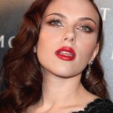 Scarlett Johansson spielt allzu gerne die Diva: Im März '09 passen ihre bordeauxroten Wasserwellen passen toll zum Glamour-Make-