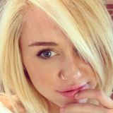 Jetzt erstrahlt Miley Cyrus in einem hellen Blond und twittert fleißg viele Fotos ihres neuen Looks.