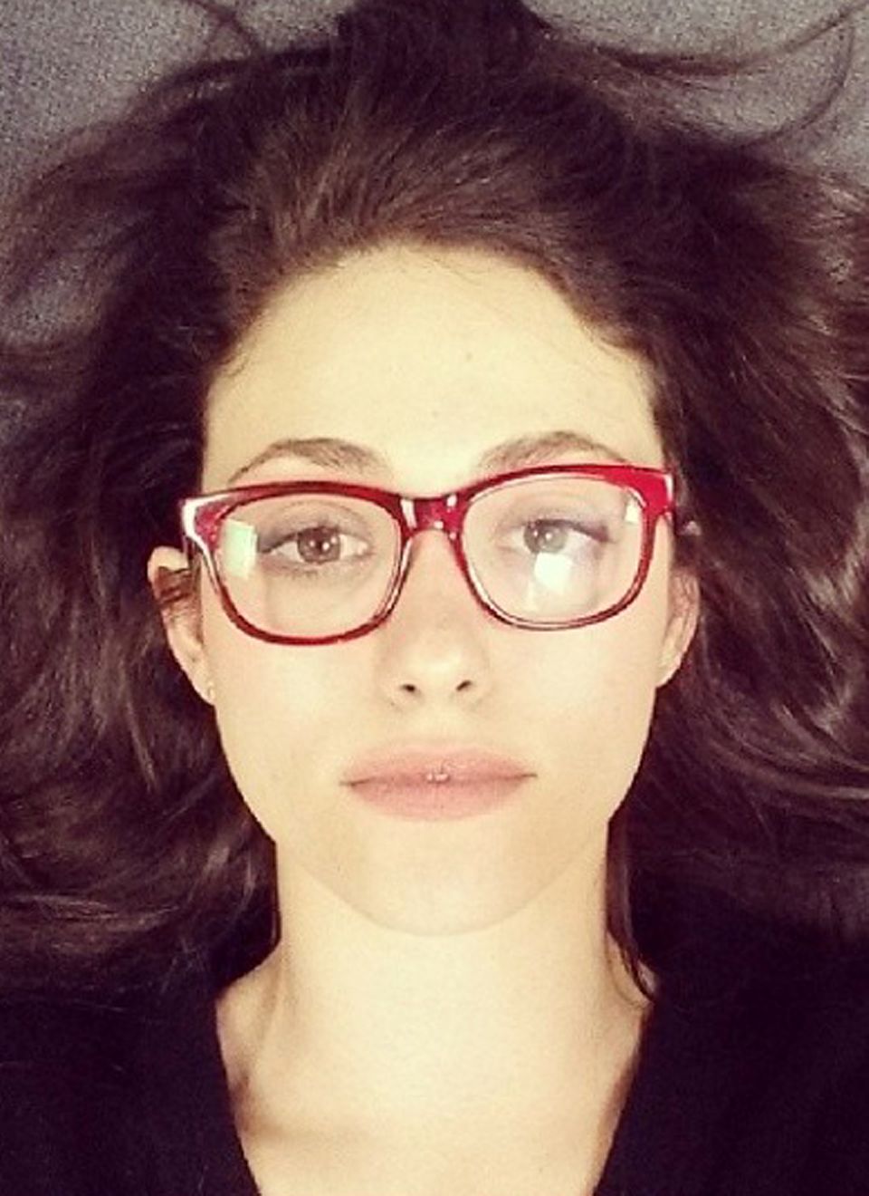 Zu ihrem Porzellanteint und den dunklen Haaren sieht Emmy Rossums rote Kastenbrille richtig klasse aus. Zu ihrem Porzellanteint und den dunklen Haaren sieht Emmy Rossums rote Kastenbrille richtig klasse aus.