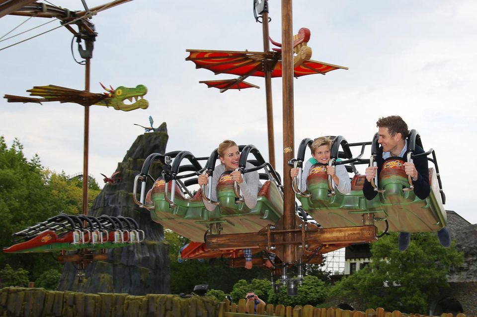 Schauspielerin Nina Bott eröffnet mit ihrer Familie die weltweit einzigartige Themenwelt "Drachenzähmen – Die Insel" im Heide Park Resort in Soltau. Schauspielerin Nina Bott eröffnet mit ihrer Familie die weltweit einzigartige Themenwelt "Drachenzähmen – Die Insel" im Heide Park Resort in Soltau.