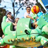 Zusammen mit seiner Familie genießt Neil Patrick Harris seinen freien Tag im Freizeitpark von Disney World.