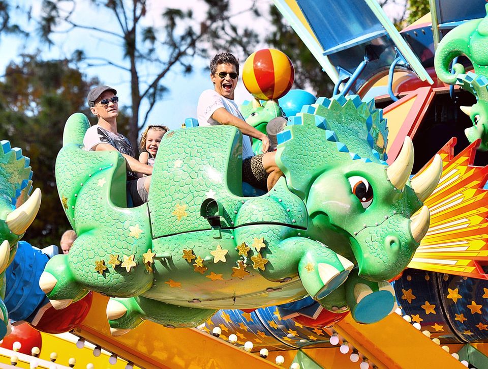 Zusammen mit seiner Familie genießt Neil Patrick Harris seinen freien Tag im Freizeitpark von Disney World. Zusammen mit seiner Familie genießt Neil Patrick Harris seinen freien Tag im Freizeitpark von Disney World.
