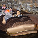 Ariana Grande freut sich über eine schöne Zeit mit ihren Freunden in der Wildwasserbahn.
