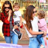 Alessandra Ambrosio und Lily Aldridge sind zusammen mit ihren Kindern im Disneypark in Kalifornien.