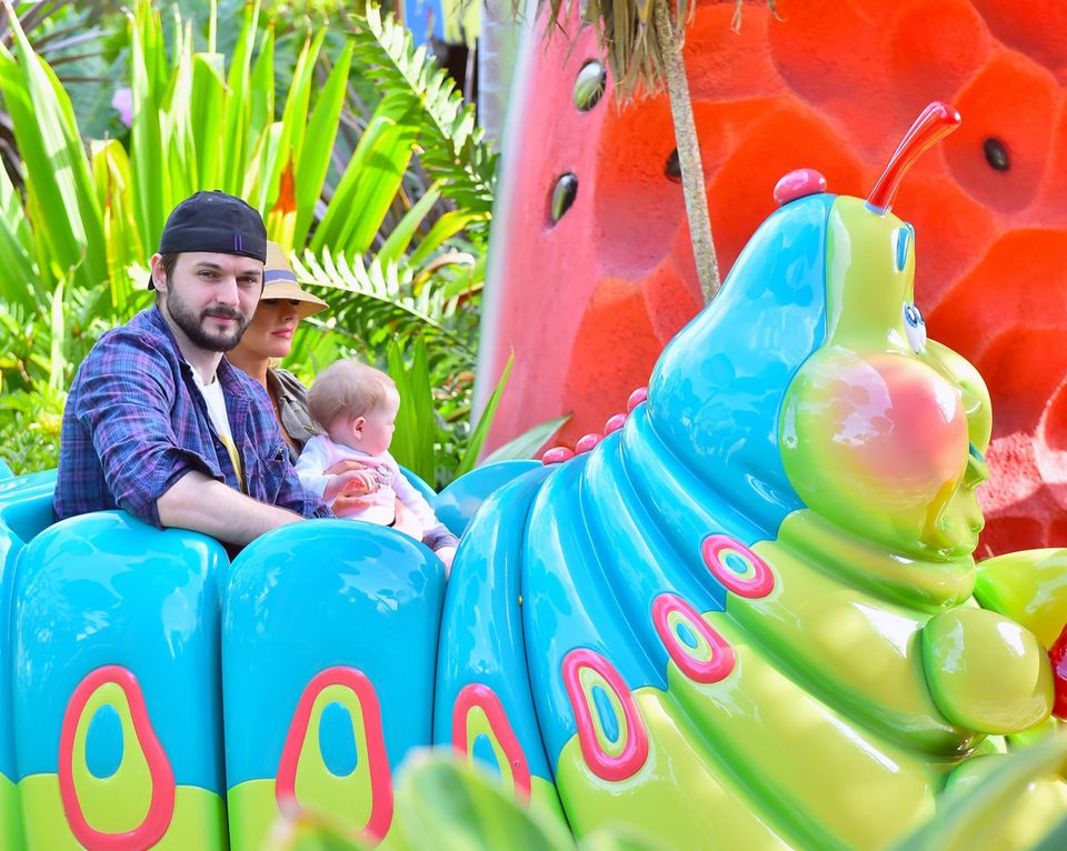Matt Rutler und seine verlobte Christina Aguilera verbringen mit ihrer kleinen Tochter einen Tag im "Disneyland". Matt Rutler und seine verlobte Christina Aguilera verbringen mit ihrer kleinen Tochter einen Tag im "Disneyland".
