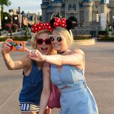 Pixie Lott und ihre Schwester Charlie besuchen das Disney World Resort in Florida und machen Selfies mit Minnie Maus Ohren.