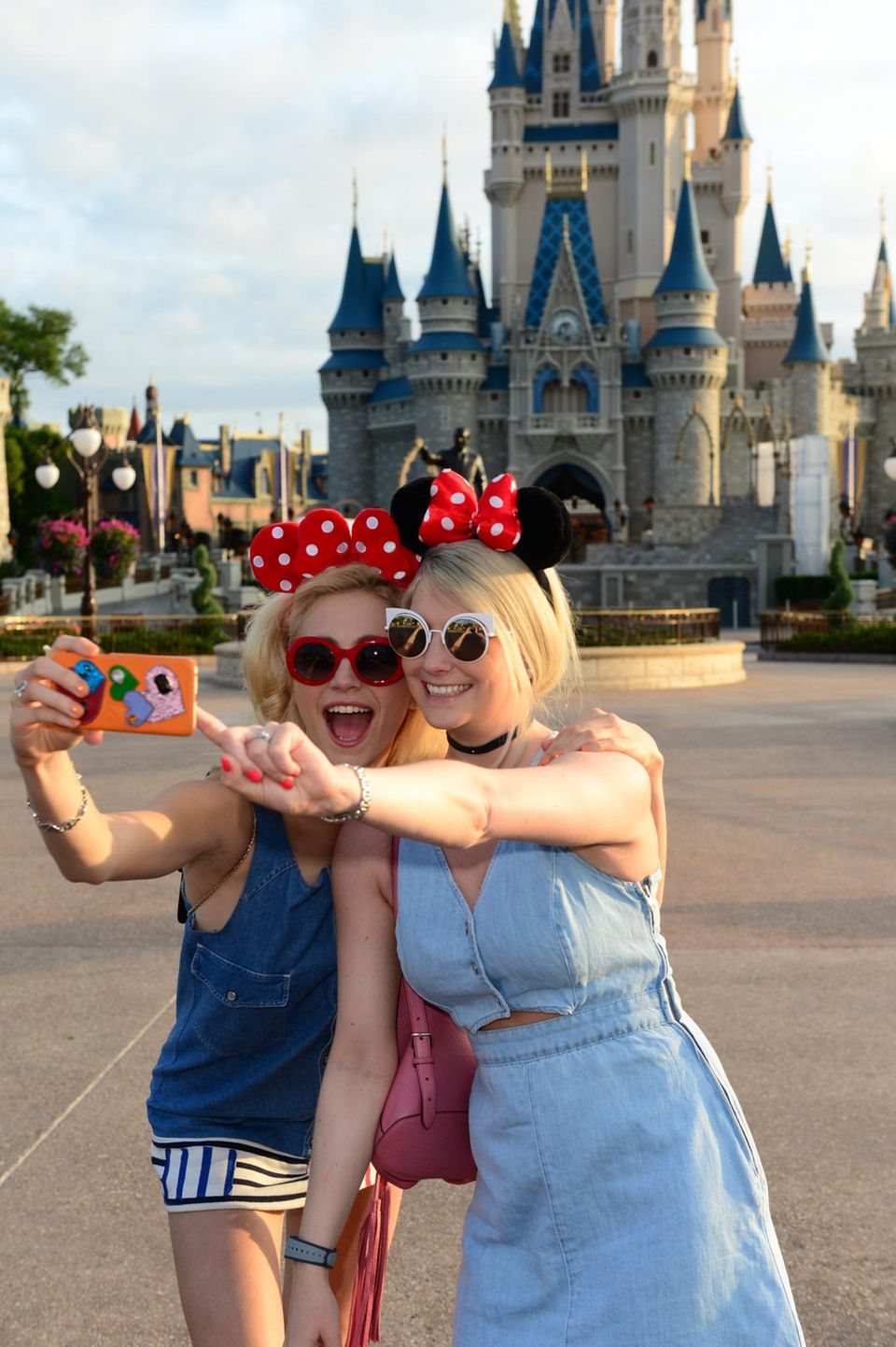 Pixie Lott und ihre Schwester Charlie besuchen das Disney World Resort in Florida und machen Selfies mit Minnie Maus Ohren. Pixie Lott und ihre Schwester Charlie besuchen das Disney World Resort in Florida und machen Selfies mit Minnie Maus Ohren.