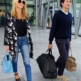 Wie praktisch, wenn der Freund ein Gentleman ist und die schweren Reisetaschen schleppt. So kann sich Heidi Klum neben ihrem Vito mit dem stylischen Schwanen-Mantel und den engen Jeans in voller Pracht zeigen.