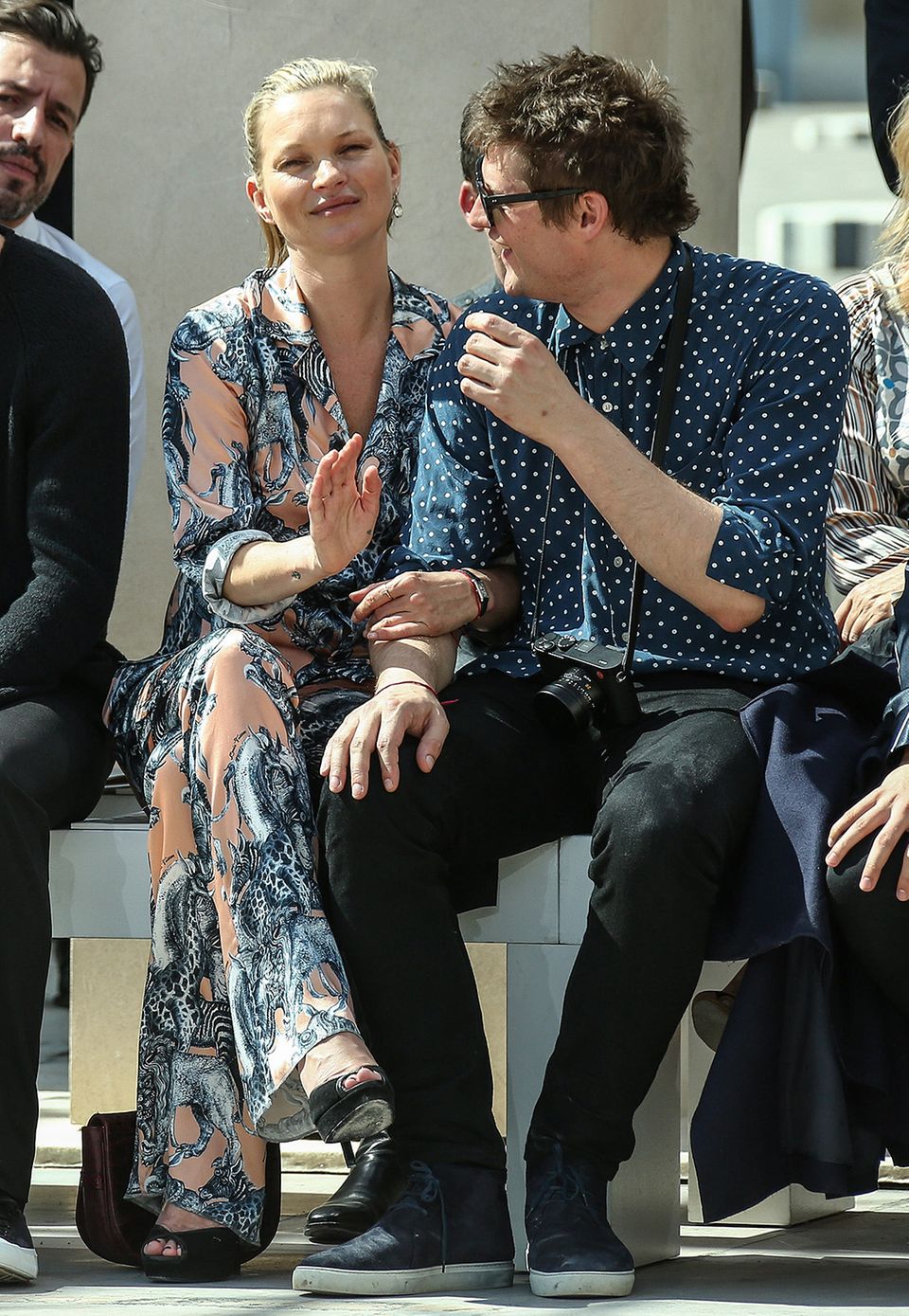 Schon am Tag zuvor zeigten Kate Moss und Nikolai von Bismarck sich ganz kuschelig in der Frontrow der Fashion-Show von Louis Vuitton.