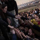 Angelina Jolie besucht zum sechsten Mal die syrischen Flüchtlinge im Irak. Trotz der massiven Hilfsaktion durch "UNHCR" leben immer noch 330.000 Menschen im ganzen Land in unzulänglichen Unterkünften und müssen dort ihren ersten Winter, weit weg von Zuhause, durchleben.