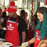 Sind sie ein Paar? Kylie Jenner und Tyga engagieren sich gemeinsam für den guten Zweck, indem sie an der "Los Angeles Mission" Essen an Bedürftige verteilen. Damit heizen sie die Gerüchteküche weiter an, dass zwischen ihnen was laufen könnte.