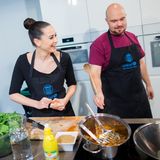 Die Sängerin und UNICEF-Patin Mandy Capristo kocht im Rahmen der Aktion "Kochen für Freunde" in Köln mit Fans und Koch Jan ein syrisches Menü.