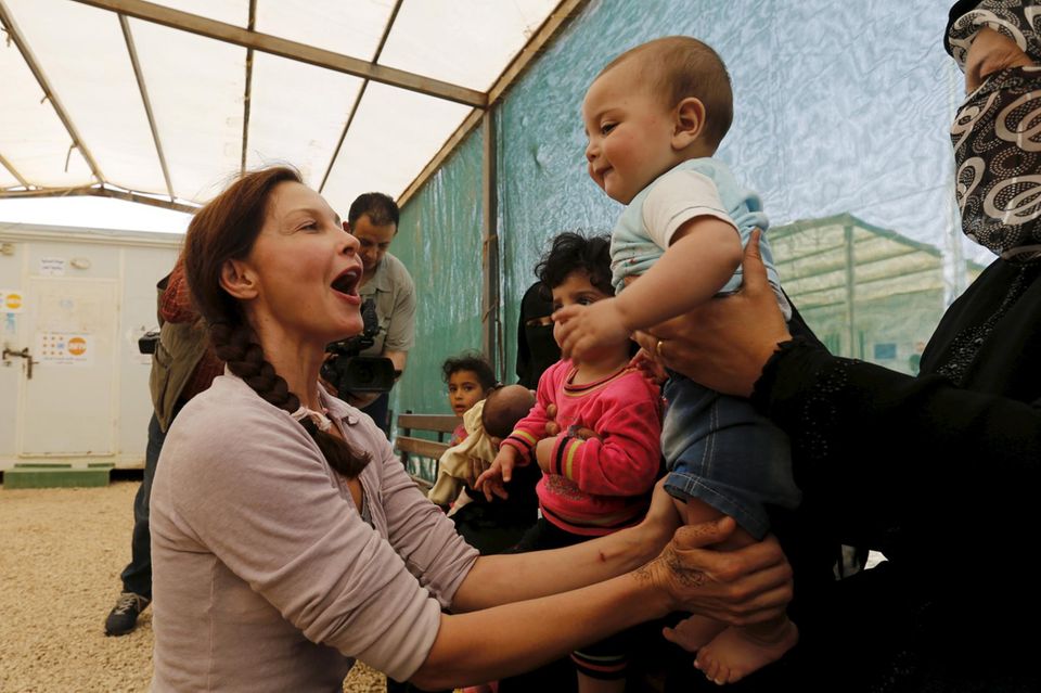 Ashley Judd ist in ihrer Funktion als Goodwill-Botschafterin für den U.N. Population Fund (UNFPA) im jordanischen Mafraq und besucht ein Flüchtlingscamp mit syrischen Kindern.
