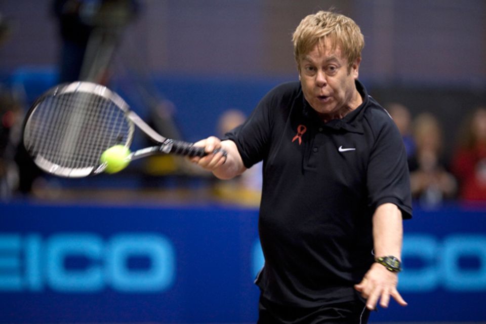 15. November 2010: Elton John kommt für den guten Zweck ganz schön ins Schwitzen. Für das "World Team Tennis Smash Hits Fundrais 15. November 2010: Elton John kommt für den guten Zweck ganz schön ins Schwitzen. Für das "World Team Tennis Smash Hits Fundrais