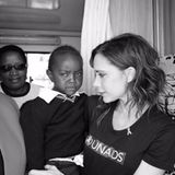 Zu Besuch in der "Beyond Zero mobile Clinic" in Kenia: Victoria Beckham lernt Kinder der Klinik kennen.