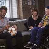 Im Rahmen von " Stand up to Cancer" trifft der elf jährige Lloyd seinen Fußballhelden David Beckham.