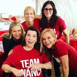 Team Nanci! Viele Stars wie Reese Witherspoon und Courtney Cox unterstützen den Kampf gegen die Nervenkrankheit ALS (amyotrophe Lateralsklerose) mit ihrer Präsenz zu besiegen. Hier haben sie Nanci Ryder in ihrer Mitte, die ALS hat und stellvertretend für Betroffene steht.