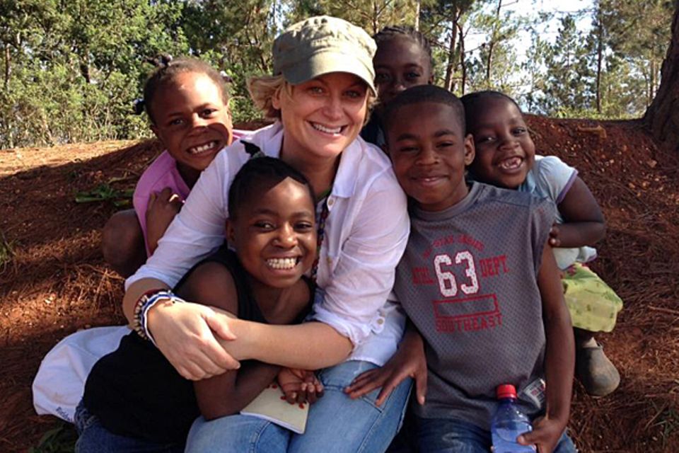 Amy Poehler verbrachte Silvester auf Haiti, um sich mit der "Worldwide Orphans Foundation" mit der Situation von Waisenkindern i