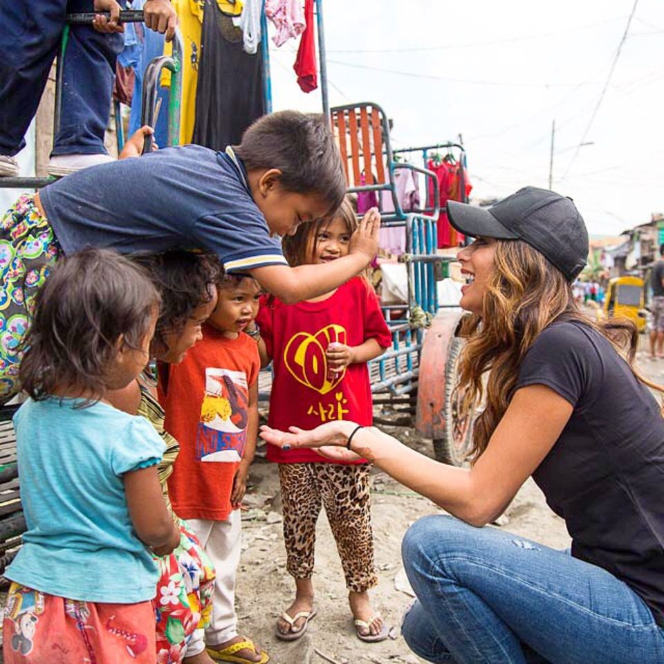 Nicole Scherzinger ist in guter Mission unterwegs, sie ist Botschafterin für das Kinderhilfswerk "Unicef" und befindet sich gerade auf den Philippinen, um auf die Missstände vor Ort aufmerksam zu machen. Sie spielt ausgelassen mit den Straßenkindern, ob sie die neusten Entwicklungen um Lewis Hamiltons Liebesleben weiß, rückt hier in weite Ferne.