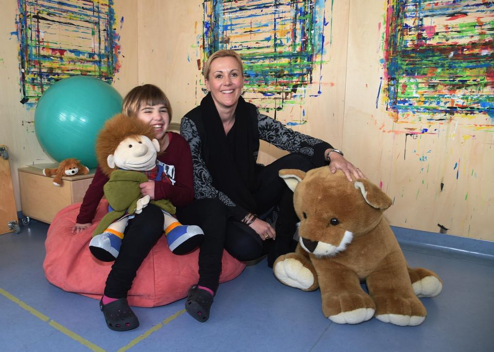 Bettina Wulff besucht als "Stadthelm"-Botschafterin das Lebenszentrum Königsborn in Unna. Das ist eine Einrichtung, in der Kinder, Jugendliche und Erwachsene behandelt werden, die mit den oft schwerwiegenden Folgen eines Schädel-Hirn-Traumas zu kämpfen haben.